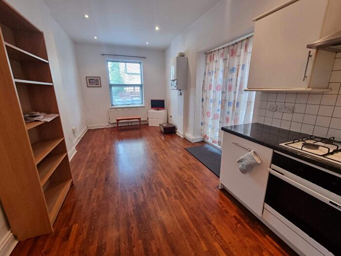 2 Bedroom Flat To Rent In East End Road, London, N2