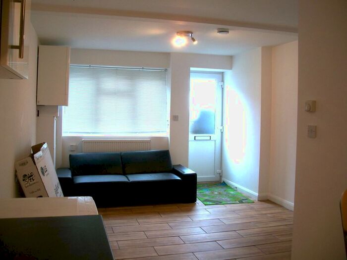 1 Bedroom Flat To Rent In Chipstead Valley Road, Coulsdon, CR5