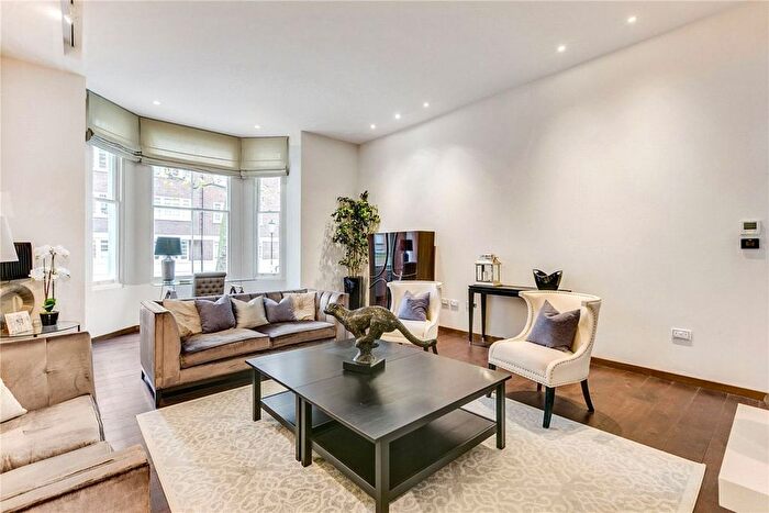 4 Bedroom Flat To Rent In Vicarage Gate, Kensington, W8