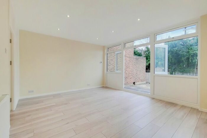3 Bedroom Detached House To Rent In Arnal Crescent, Southfields, London, SW18