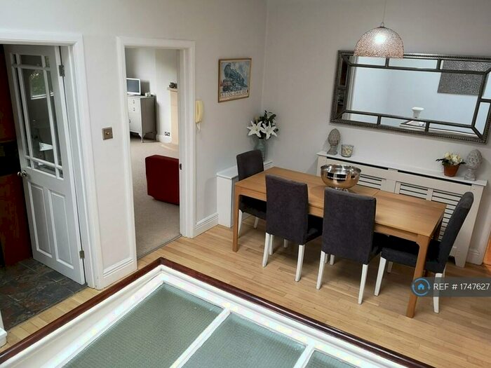 3 Bedroom Flat To Rent In Eaton Crescent, Bristol, BS8