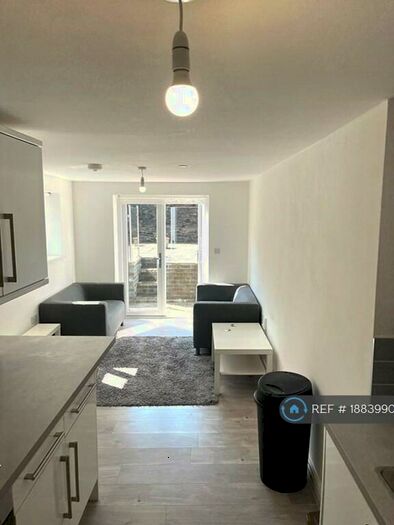 2 Bedroom Flat To Rent In Cathays, Cardiff, CF24