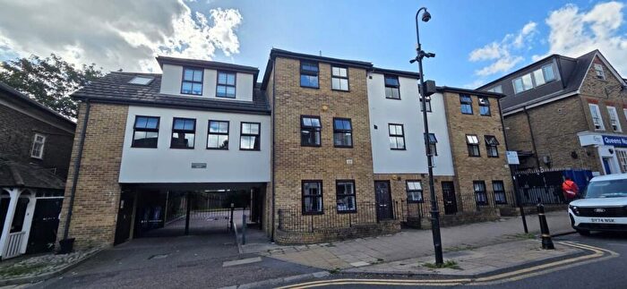 2 Bedroom Flat To Rent In Buckhurst Hill, IG9