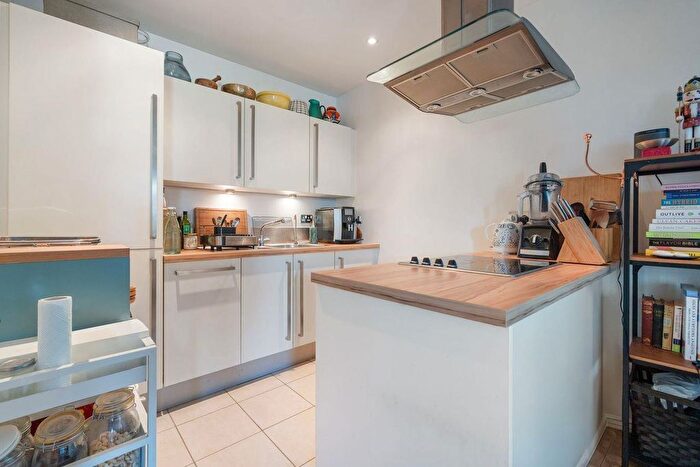 1 Bedroom Flat For Sale In Canalside Apartment With Parking, NW1