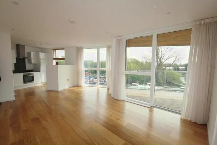 2 Bedroom Flat To Rent In High Street, Brentford, TW8