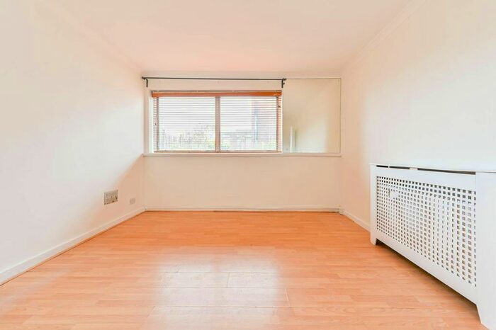 2 Bedroom Flat To Rent In Parkgate Road, Battersea, London, SW11