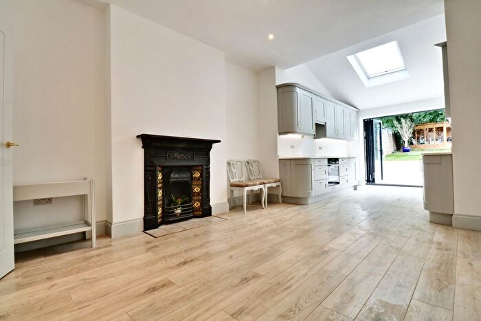 2 Bedroom Flat To Rent In Bevington Road, Beckenham, BR3