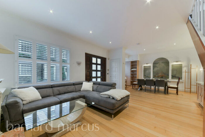 2 Bedroom House To Rent In Coleherne Mews, London, SW10