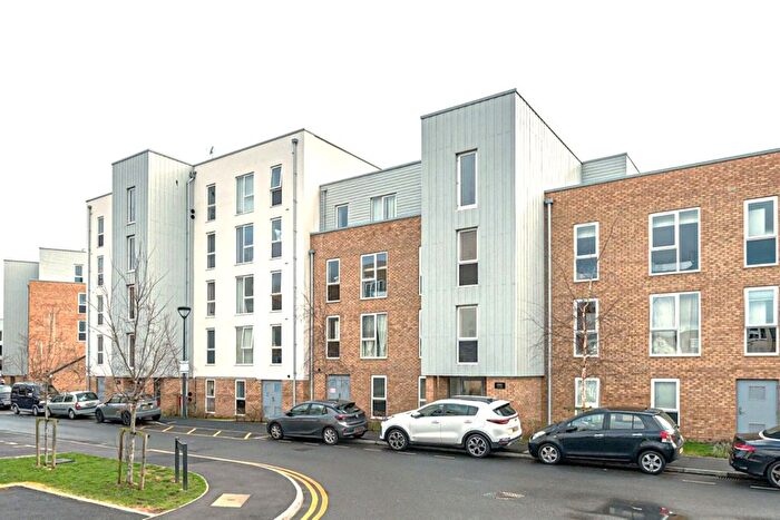 2 Bedroom Flat For Sale In Addlestone, Surrey, KT15