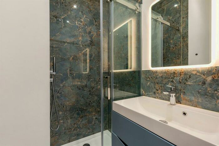 3 Bedroom Flat To Rent In Mortlake High Street, SW14