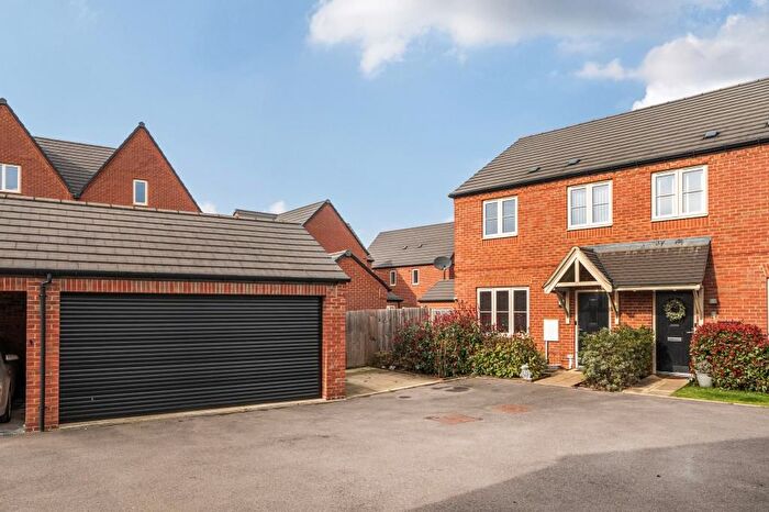 3 Bedroom Semi-Detached House For Sale In Banbury, Oxfordshire, OX16