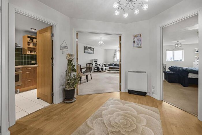 1 Bedroom Apartment For Sale In Adventurers Quay, Cardiff, CF10