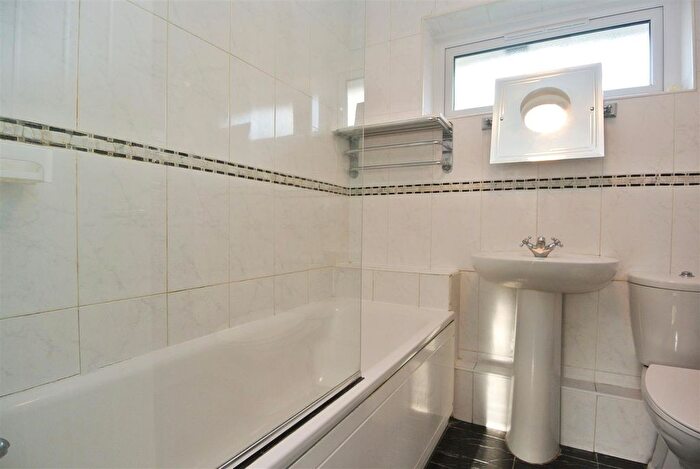3 Bedroom Flat For Sale In Cedar Drive, Ascot, Berkshire, SL5