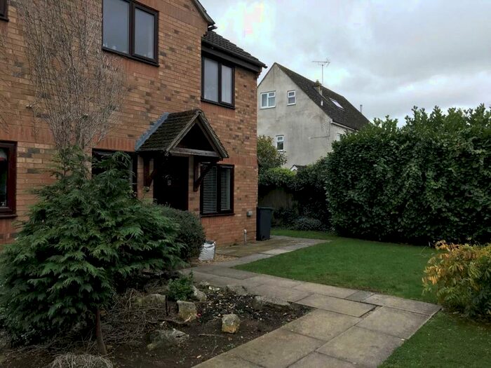 2 Bedroom Flat To Rent In The Larches, Carterton, OX18