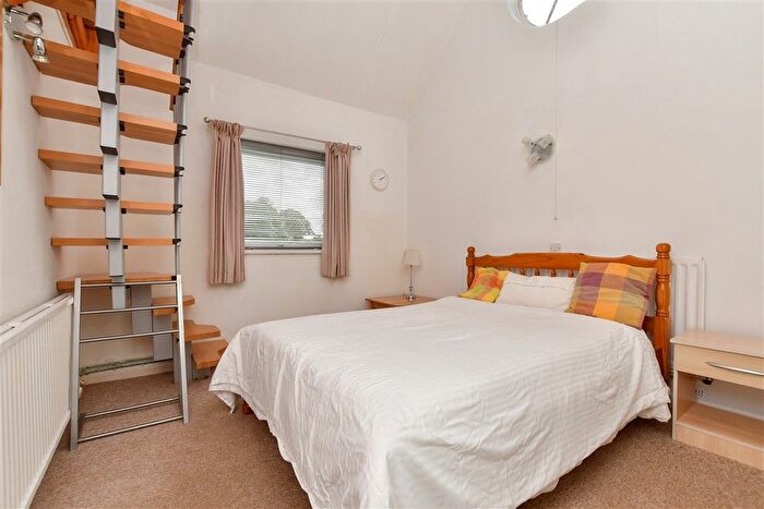 2 Bedroom Chalet For Sale In Laglands Close, Reigate, Surrey, RH2