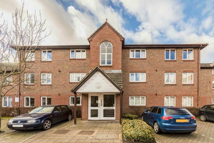 2 Bedroom Flat To Rent In Barnfield Close, London, SW17