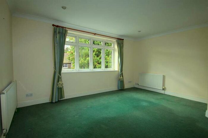 2 Bedroom Flat To Rent In Somers Road, Reigate, RH2