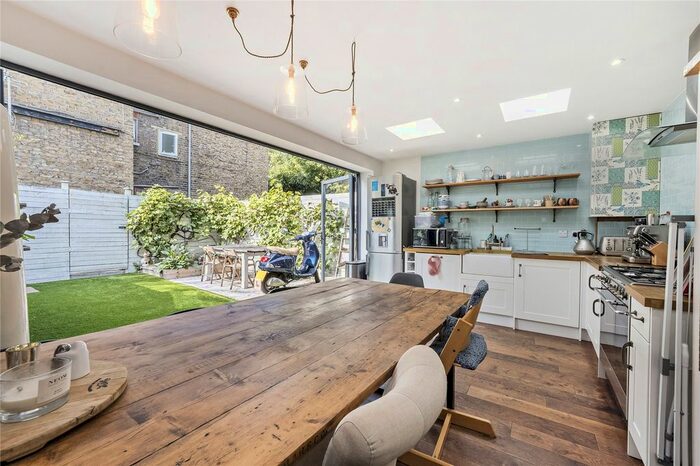 2 Bedroom Flat To Rent In Wandsworth Common West Side, London, SW18