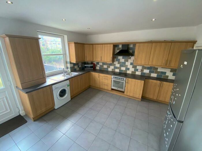 3 Bedroom House To Rent In New Street, Ardsley, S71