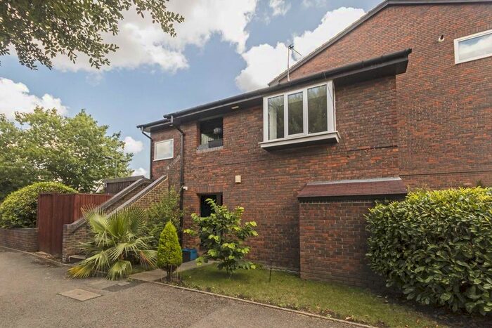 1 Bedroom Flat To Rent In Tangley Park Road, Hampton, TW12