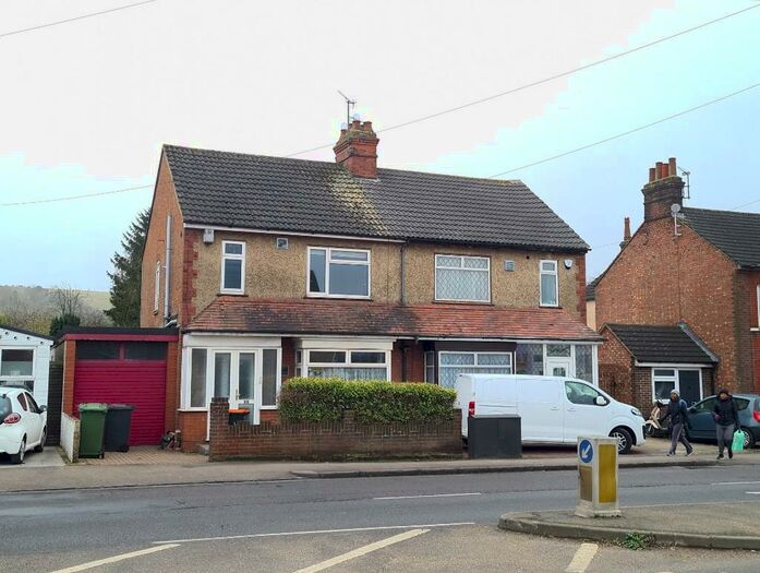 3 Bedroom Semi-Detached House To Rent In Luton Road, Dunstable, Bedfordshire, LU5