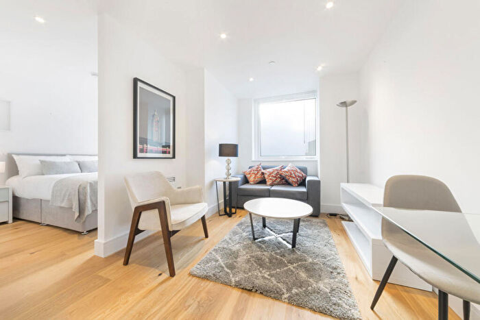 Flat To Rent In Skyline, Slough, SL1