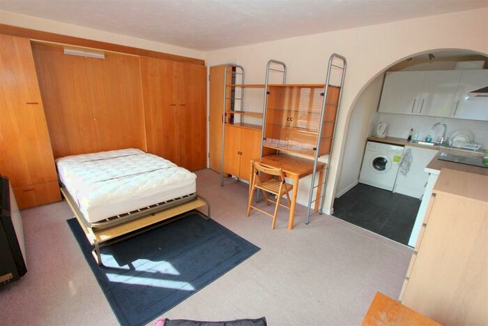 Studio To Rent In Discovery Walk, Wapping, E1W - Photo 2