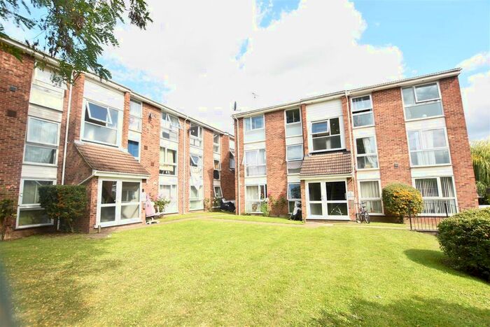 2 Bedroom Flat To Rent In Oakley Close, Isleworth, TW7