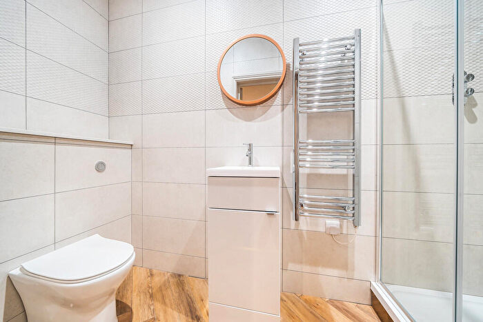 2 Bedroom Apartment To Rent In South Street, Farnham, GU9