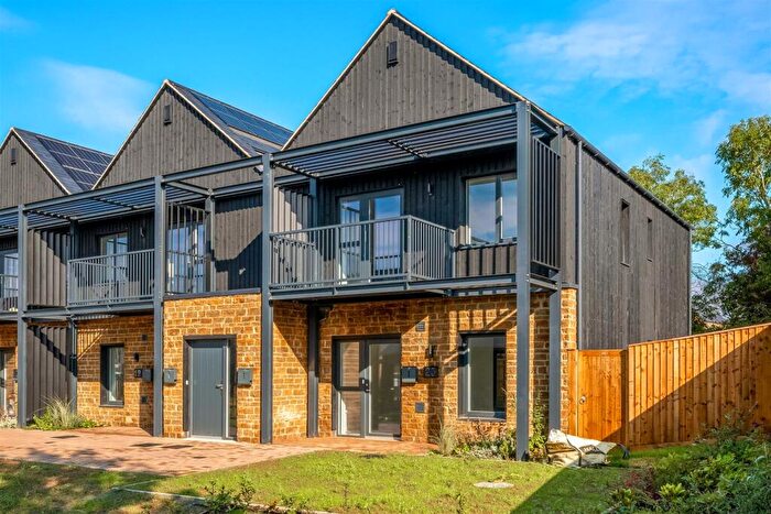 2 Bedroom Apartment For Sale In First Floor - Cascade Road, Hook Norton, OX15