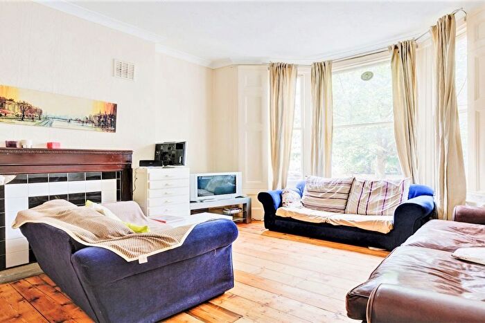 4 Bedroom Flat To Rent In Chatsworth Road, Kilburn, NW2
