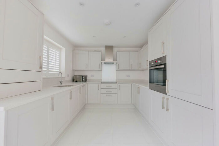 3 Bedroom Detached House To Rent In Charles Crescent, Rochford, SS4