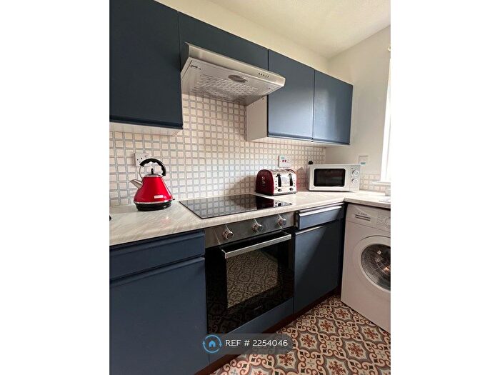 2 Bedroom Flat To Rent In Overnewton Square, Glasgow, G3