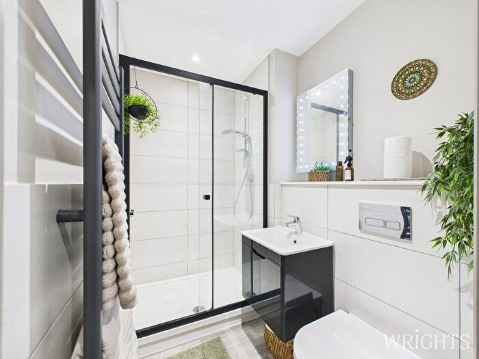 2 Bedroom Flat For Sale In Groom Place, Welwyn Garden City, AL7