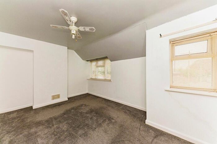 3 Bedroom Semi-Detached House For Sale In Th Avenue, Hull, HU6