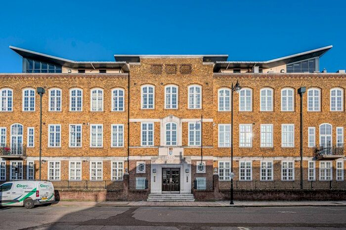 2 Bedroom Flat To Rent In Ferndale Road, Clapham, London, SW4