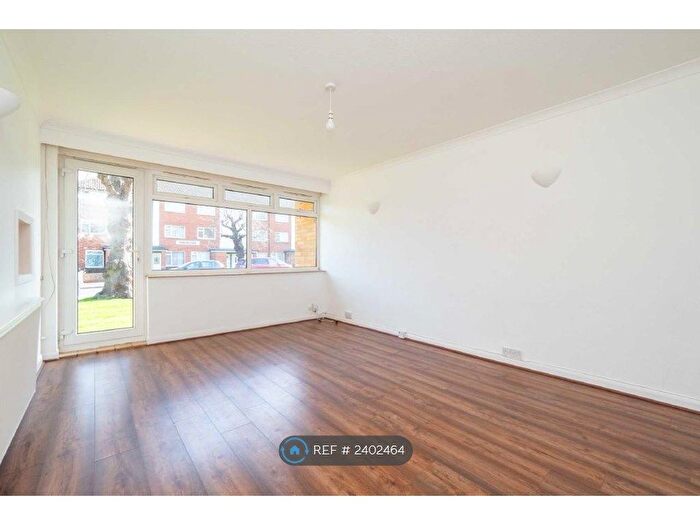 2 Bedroom Flat To Rent In Hadrian Court, Sutton, SM2