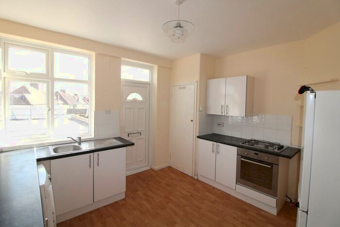 3 Bedroom Flat To Rent In Fairway, Petts Wood, Orpington, BR5