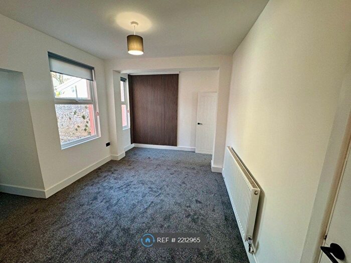 3 Bedroom Flat To Rent In Crofts Street, Cardiff, CF24