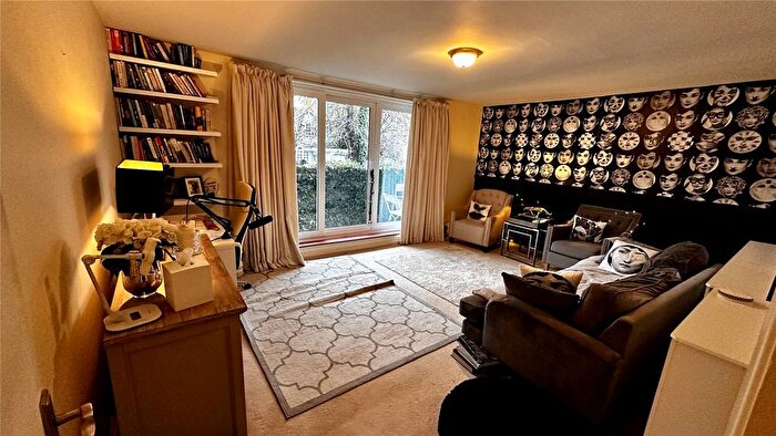 2 Bedroom Flat For Sale In Lansdowne Road, London, SW20