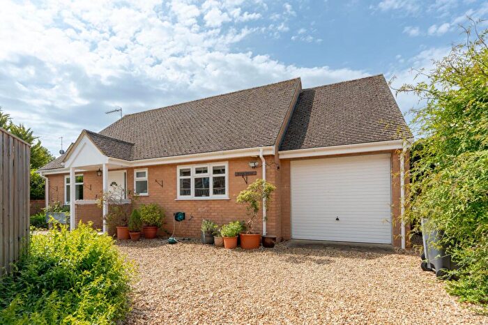 2 Bedroom Detached Bungalow For Sale In Shipton Road, Woodstock, OX20