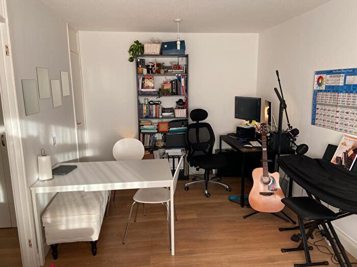 2 Bedroom Flat To Rent In Hillingdon Street, Elephant And Castle, London, SE1