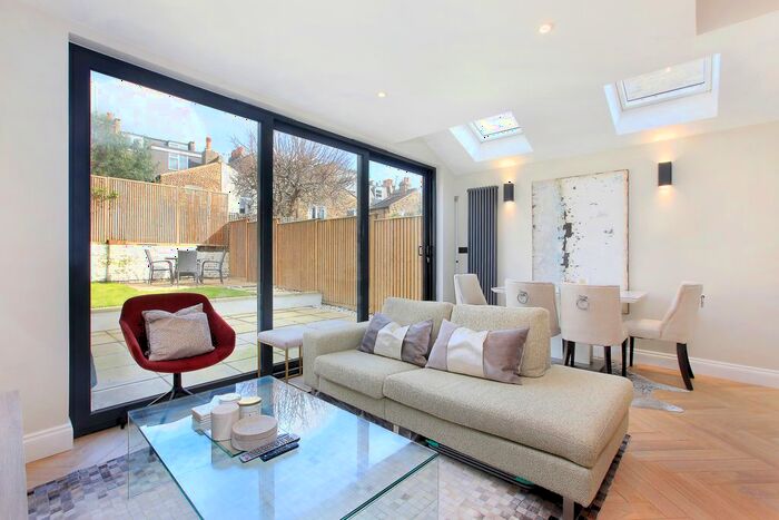 2 Bedroom Flat To Rent In Dagnan Road, Clapham South, London, SW12