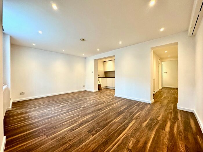 2 Bedroom Flat To Rent In New Cross Road, London, SE14