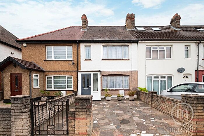 3 Bedroom Terraced House For Sale In Clitterhouse Road, Brent Cross, NW2