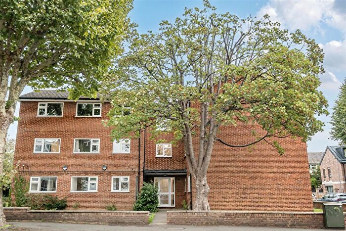 2 Bedroom Flat For Sale In Berrylands, Surbiton, KT5