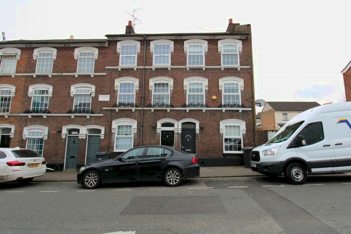 3 Bedroom Town House To Rent In Liverpool Road, Luton, LU1