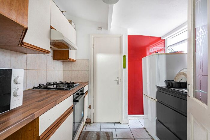 1 Bedroom Flat For Sale In Furze Road, Thornton Heath, CR7