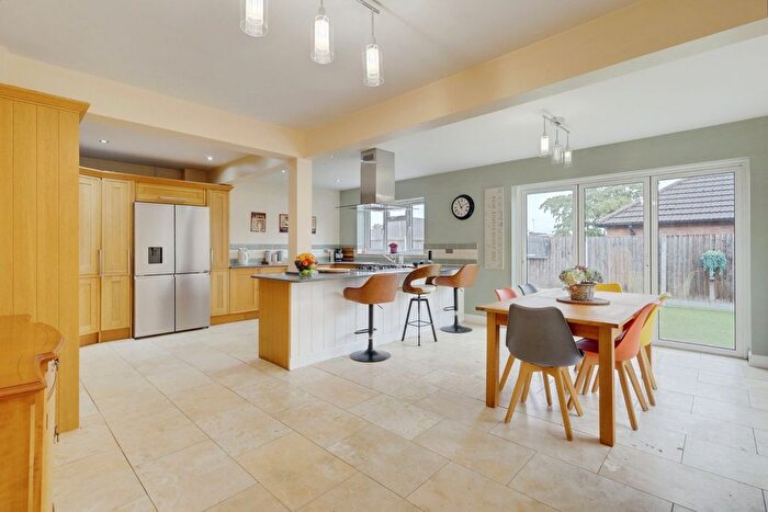 4 Bedroom Semi-Detached House For Sale In Hazlemere Road, Benfleet, SS7