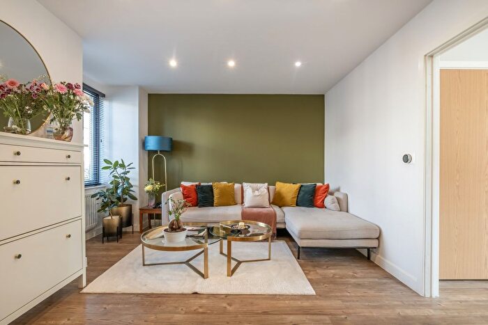 4 Bedroom Terraced House To Rent In Cairns Avenue, London, SW16